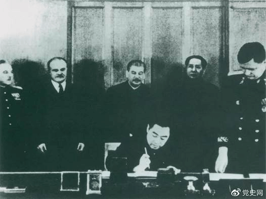 1950年2月14日，毛泽东与斯大林出席在克里姆林宫举行的《中苏友好同盟互助条约》签字仪式。